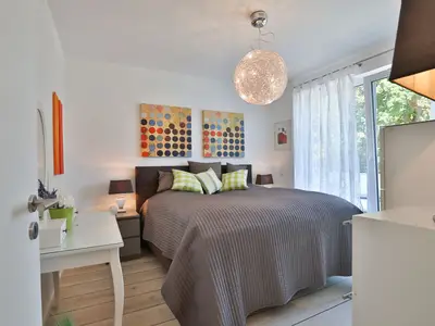 Modernes Schlafzimmer mit Boxspringbett in der Ocean Breeze No 6, Niendorf am Timmendorfer Strand – hell und ruhig