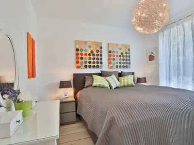 Helles Schlafzimmer mit Boxspringbett in der Ocean Breeze No 6, Niendorf am Timmendorfer Strand – modern und gemütlich.