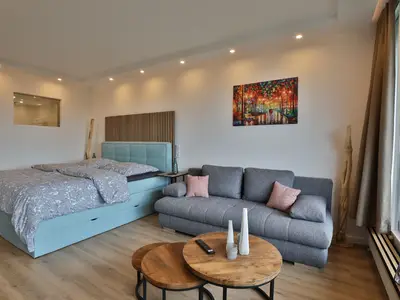 Strandkoje 6: Helles Apartment mit Boxspringbett, Sofa und Couchtisch – stilvoll entspannen in Timmendorfer Strand.