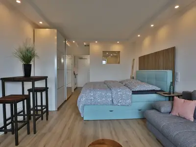 Strandkoje 6: Offenes Apartment mit Boxspringbett, Bartisch und Sofa – stilvoll wohnen in Timmendorfer Strand.