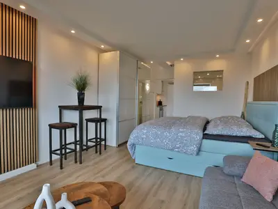 Strandkoje 6: Modernes Apartment mit Boxspringbett, TV-Wand und Bartisch – entspannt wohnen in Timmendorfer Strand.