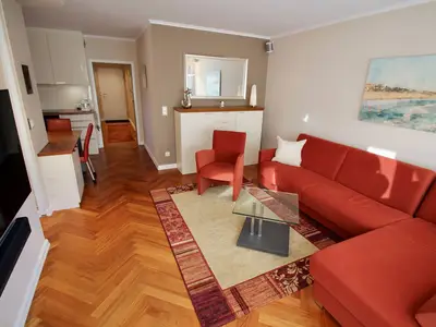 Wohnbereich der Seepferdchen Suite mit Smart-TV und gemütlichem Sofa.