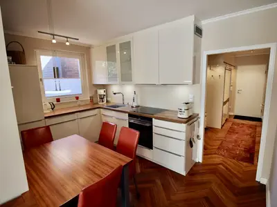 Seepferdchen Suite: Moderne Küche mit Essbereich für vier Personen.