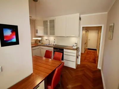Seepferdchen Suite: Offene Küche mit Essbereich und zentralem Bedienpanel.
