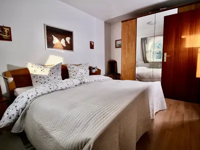 Schlafzimmer im Parkside No. 8 – gemütlich, modern und mit großem Doppelbett. Perfekt zum Entspannen.