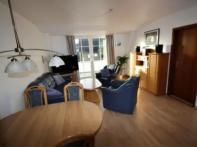 Helles Wohnzimmer im Parkside No. 8 – mit bequemer Couch, Essbereich und TV für entspannte Urlaubstage.
