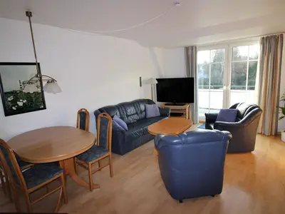 Wohnzimmer im Parkside No. 8 – lichtdurchflutet mit gemütlicher Sitzecke, TV und Essbereich.