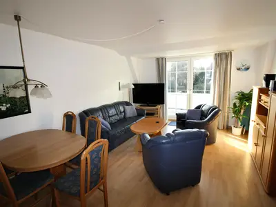 Parkside No. 8 – Wohnzimmer mit viel Licht, gemütlicher Sitzecke und Essbereich.