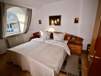 Parkside No. 8 – Schlafzimmer mit Doppelbett und großem Fenster für viel Tageslicht.
