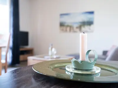 Wohnzimmer mit Couch, Fernseher und Sitzecke