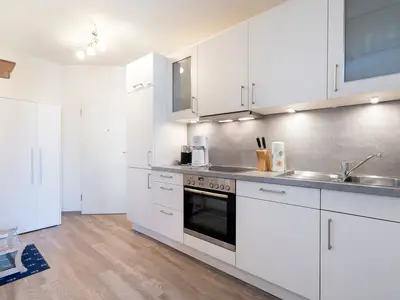 Küchenzeile mit Backofen und Geschirrspüler