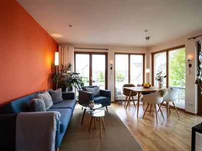 Küsten Lodge: Stilvoller Wohnbereich mit moderner Einrichtung in Niendorf in der Nähe Timmendorfer Strand.