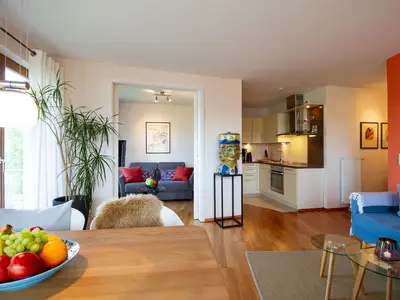 Küsten Lodge: Offene Küche und Bibliothek mit Schlafsofa in Niendorf an der Ostsee.