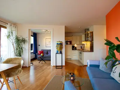 Küsten Lodge: Moderne Küche und gemütliche Bibliothek mit Schlafsofa in Niendorf an der Ostsee.