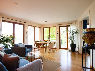 Küsten Lodge: Heller Wohn- und Essbereich mit Balkon in Niendorf in der Nähe des Timmendorfer Strand.
