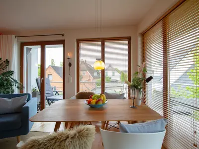 Küsten Lodge: Essbereich mit Balkonzugang und viel Licht in Niendorf in der Nähe zum Timmendorfer Strand.