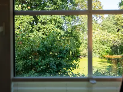Wohnzimmer mit Couch, Fernseher und Sitzecke