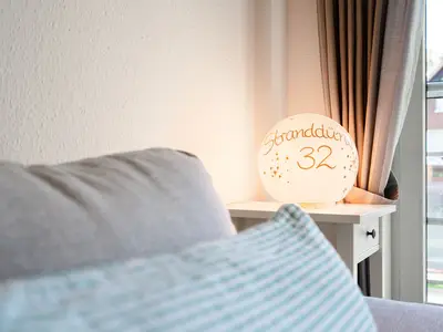 Wohnzimmer mit Couch, Fernseher und Sitzecke