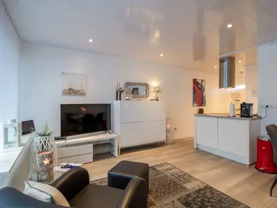 Beach House 21 – Wohnzimmer mit Smart-TV, offener Küche und moderner Ausstattung.