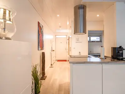 Beach House 21 – Heller Flur mit Blick in die Küche und ins Schlafzimmer.