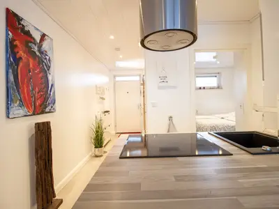 Beach House 21 - Offene Küche mit Kochinsel – ideal für Ihren Ostseeurlaub.