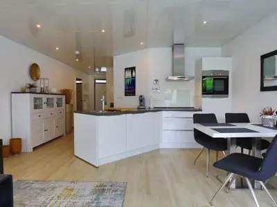 Moderne Wohnküche mit Essbereich – stilvoll & hochwertig im Beach House 9, Timmendorfer Strand.