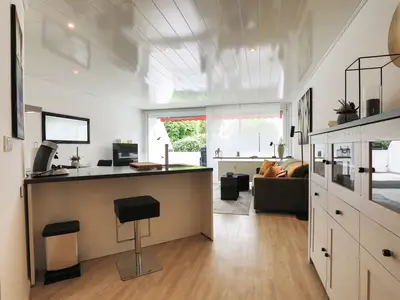 Offener Wohnbereich mit Zugang zum Balkon – hell, modern & gemütlich im Beach House 9.