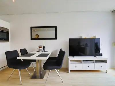 Essbereich mit Flachbild-TV – modern & komfortabel im Beach House 9.