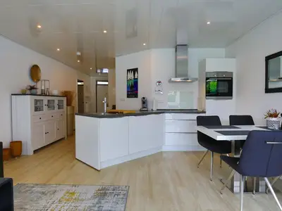 Helle Designküche mit Essplatz – perfekt ausgestattet im Beach House 9, Timmendorfer Strand.