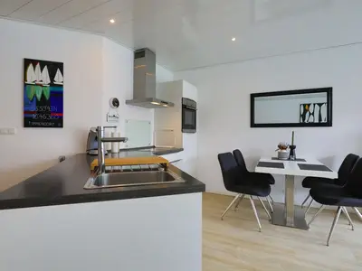 Moderne Küche mit Insel & Essbereich – stilvoll & funktional im Beach House 9.
