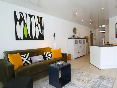 Gemütliches Sofa mit stilvoller Deko – Wohlfühlambiente im Beach House 9.