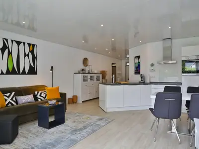 Offener Wohnbereich mit Küche & Esstisch – stilvoll eingerichtet im Beach House 9.