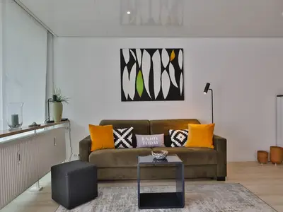 Stylisches Sofa mit Deko-Kissen – entspannter Wohnkomfort im Beach House 9.