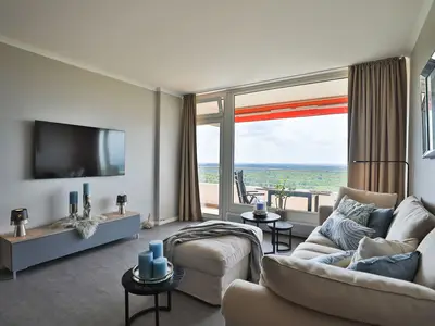 Best View 25th floor, App. 331 – gemütliche Sofaecke mit TV und Panoramafenstern für unvergessliche Ausblicke.