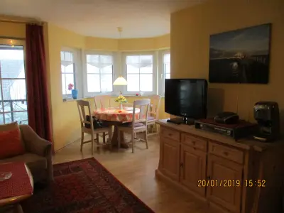 Wohn- und Esszimmer mit Südwest-Balkon