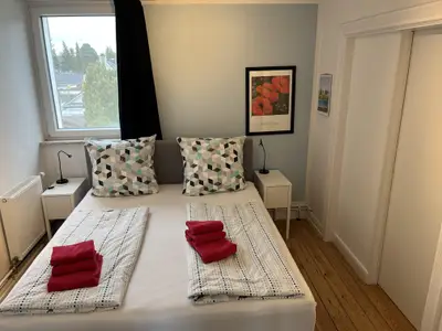 Schlafzimmer mit großem Boxspringbett