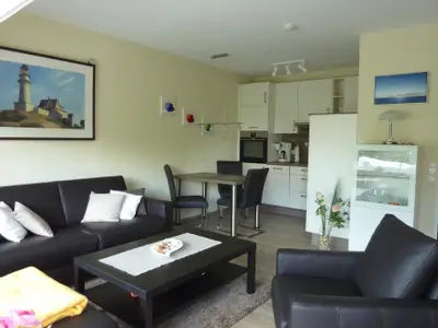 Wohnzimmer mit Couch zum Bett ausklappbar