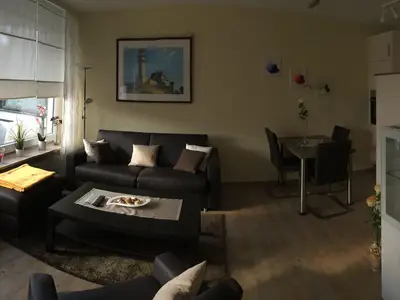 Wohnzimmer mit Fensterfront