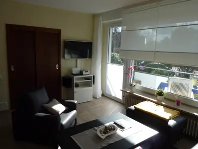 Wohnzimmer mit Blick auf die Türen zum SZ