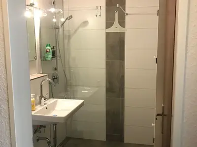 Badezimmer mit bodentiefer Dusche