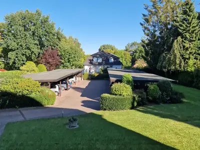 Carportanlage hinter dem Haus