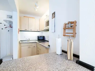 Küche, Wasserkocher, Mikrowelle, Kaffeemaschine Küchenschrank, Spüle, Kühlschrank