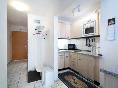 Küche, Wasserkocher, Mikrowelle, Kaffeemaschine Küchenschrank, Spüle, Kühlschrank