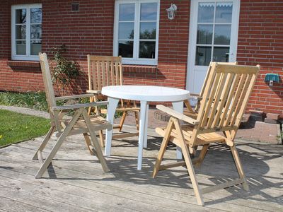 Die Terrasse im eingezäunten Garten