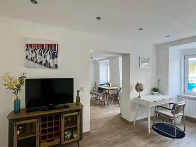 offenes Wohnzimmer mit TV