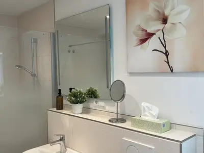 Badezimmer mit Kosmetikspiegel und Spiegel mit Beleuchtung