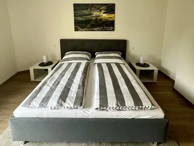 ruhig gelegenes Schlafzimmer mit Blick zum Garten