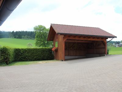 Carport und Parkplatz direkt am Haus