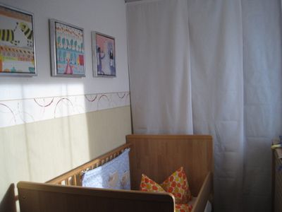 An das Schlafzimmer schließt sich ein Kleinkinderzimmer an. Das Bett kann in ein großes Bett getauscht werden.