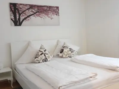 Schlafzimmer mit Doppelbett